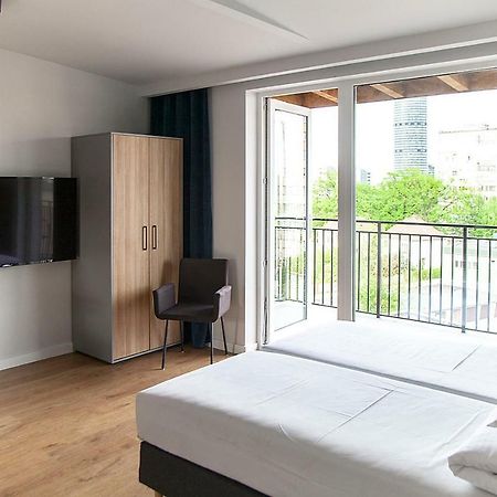 Moho Xl Vandrarhem Wrocław Exteriör bild